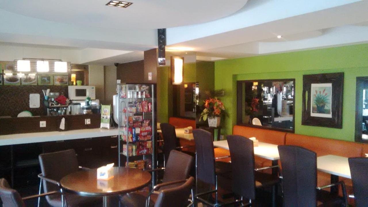 Bamboo Inn Hotel & Cafe Джакарта Екстериор снимка