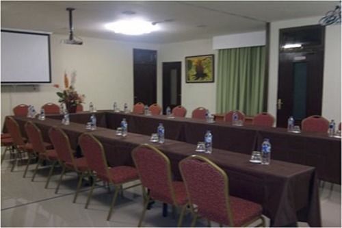 Bamboo Inn Hotel & Cafe Джакарта Екстериор снимка